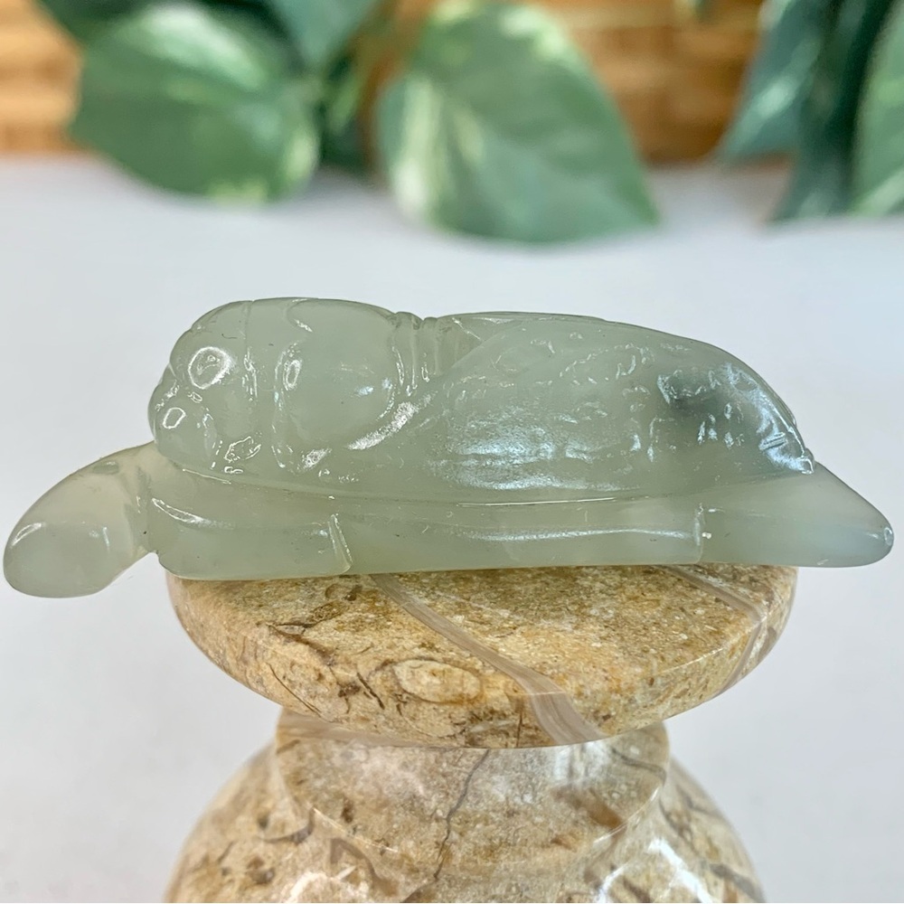 Chinese Carved Jade Cicada on Leaf Figurine Carved Stone Beetle Insect Animal 2"